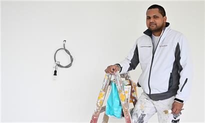 Rafael Gonzalez an seinem Arbeitsplatz. Der Venezolaner macht eine Ausbildung in einem Malerbetrieb
