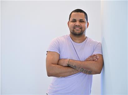 Rafael Maduro, luxemburgischer Maler, beobachtet engagiert das aktuelle Geschehen in seiner Heimat.