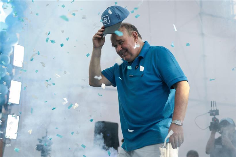 Rafael López Aliaga, peruanischer Politiker, bekannt als "Bolsonaro von Peru", spricht auf einer politischen Veranstaltung.