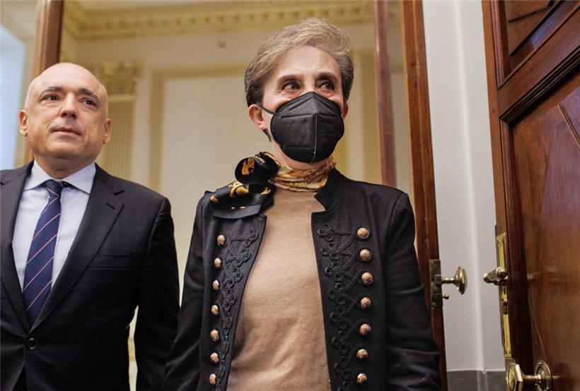 Rafael Simancas, Generalsekretär der Sozialistischen Fraktion im Abgeordnetenhaus, und Paz Estebán, Direktorin des spanischen Geheimdienstes CNI, kommen zu einem Treffen mit Vertretern aller spanischen Parlamentsfraktionen
