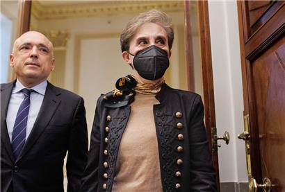 Rafael Simancas, Generalsekretär der Sozialistischen Fraktion im Abgeordnetenhaus, und Paz Estebán, Direktorin des spanischen Geheimdienstes CNI, kommen zu einem Treffen mit Vertretern aller spanischen Parlamentsfraktionen
