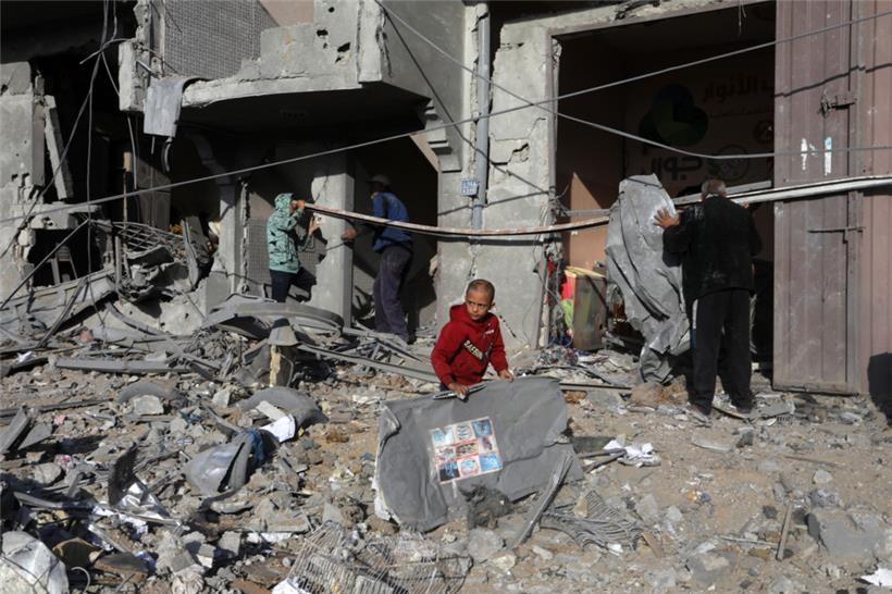 Rafah: Palästinenser inspizieren nach einem israelischen Luftangriff ein zerstörtes Haus
