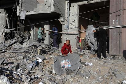 Rafah: Palästinenser inspizieren nach einem israelischen Luftangriff ein zerstörtes Haus
