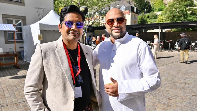 Raju Sati (l.) und Sahil Goel (r.) von der IAL freuen sich auf den Austausch mit den Expats – kleine Gaumenfreuden gibt es aus Rajus Restaurant: Mango-Lassi und kleine Samosa zum Probieren

