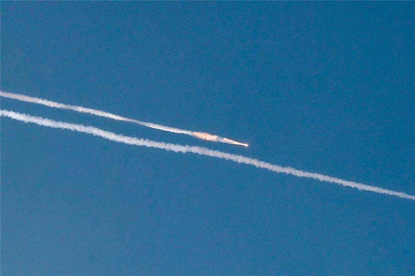 Raketenspuren sind am 24. Juni im Himmel über der israelischen Küstenstadt Netanya zu sehen
