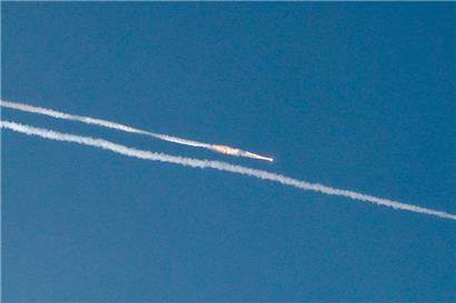 Raketenspuren sind am 24. Juni im Himmel über der israelischen Küstenstadt Netanya zu sehen
