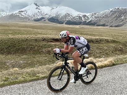 Ralph Diseviscourt fährt beim NorthCape-Tarifa-Rennen über verschneite Alpenpässe mit Rennrad