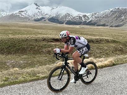 Ralph Diseviscourt fährt beim NorthCape-Tarifa-Rennen über verschneite Alpenpässe mit Rennrad