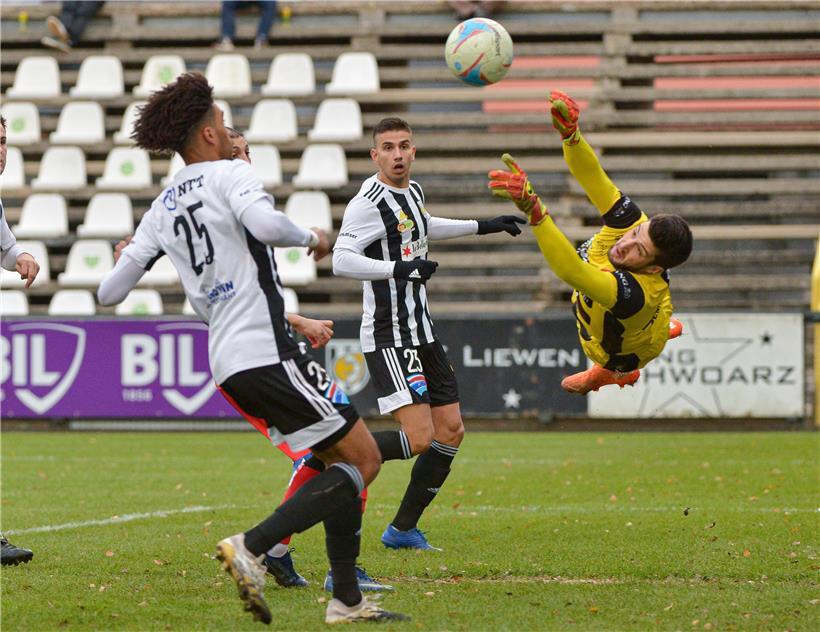 Ralph Schon wird seine Handschuhe nun erst einmal ein paar Wochen zur Seite legen müssen
