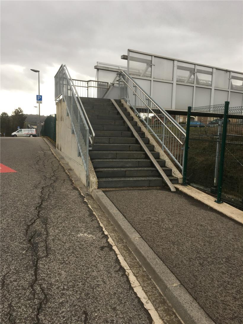 Rampe oder Lift? Man solle die Möglichkeiten zumindest mal analysieren lassen, im Sinne einer barrierefreien Ortschaft, so „déi gréng“ Sanem.
