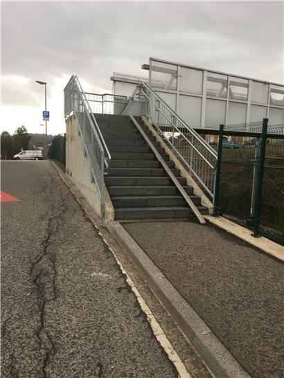 Rampe oder Lift? Man solle die Möglichkeiten zumindest mal analysieren lassen, im Sinne einer barrierefreien Ortschaft, so „déi gréng“ Sanem.
