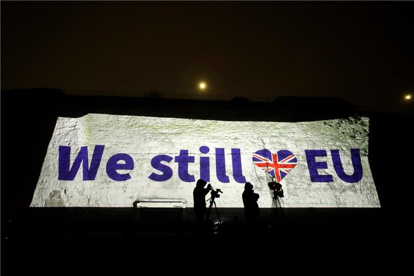  Ramsgate: „We still love EU“ ist an eine Wand projiziert
