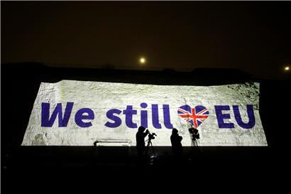  Ramsgate: „We still love EU“ ist an eine Wand projiziert
