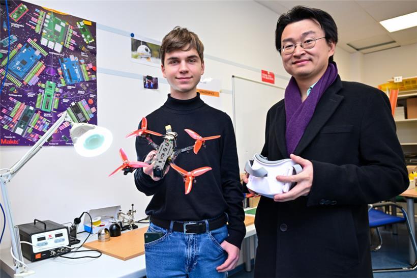 Raphael Colling mit dem Coach des „Makerspace“, Hao Wu, im Bastelraum des Lyzeums
