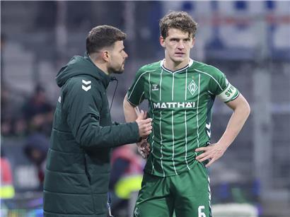 Raphaël Duarte gibt dem Bremer Führungsspieler Jens Stage auf dem Fußballfeld taktische Anweisungen