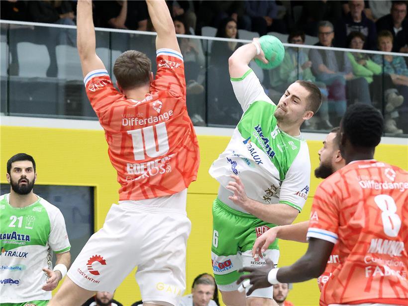 Raphael Guden und Berchem kämpfen mit voller Kraft gegen die Red Boys in einem spannenden Fußballspiel