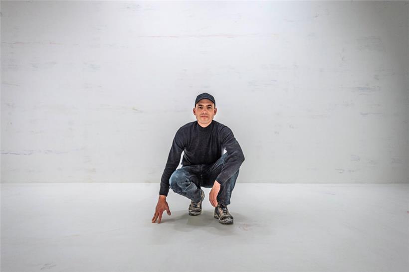 Raphaël Lecoquierre devant ses blocs de souvenirs en stuc
