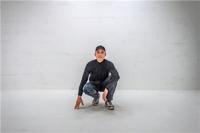 Raphaël Lecoquierre devant ses blocs de souvenirs en stuc
