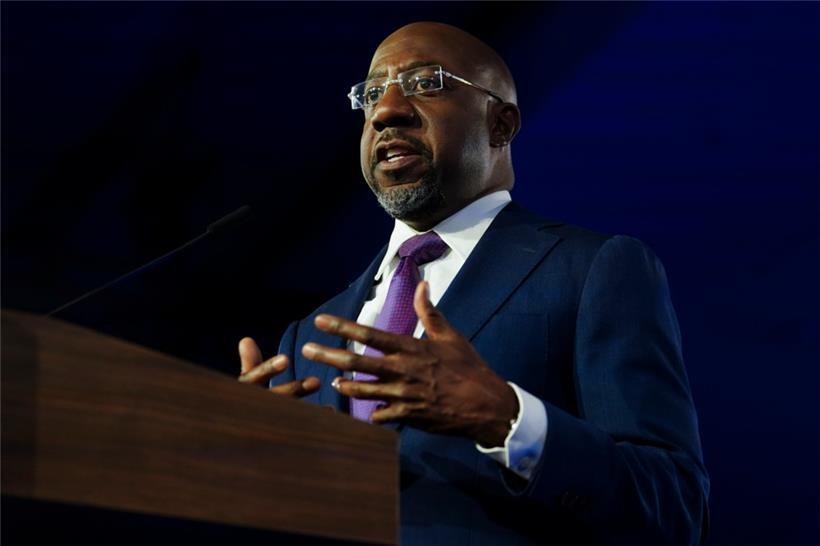 Raphael Warnock, demokratischer Senator, spricht auf einer Wahlparty. Im US-Bundesstaat Georgia hat der demokratische Senator Warnock die Stichwahl gegen seinen republikanischen Herausforderer Walker gewonnen.
