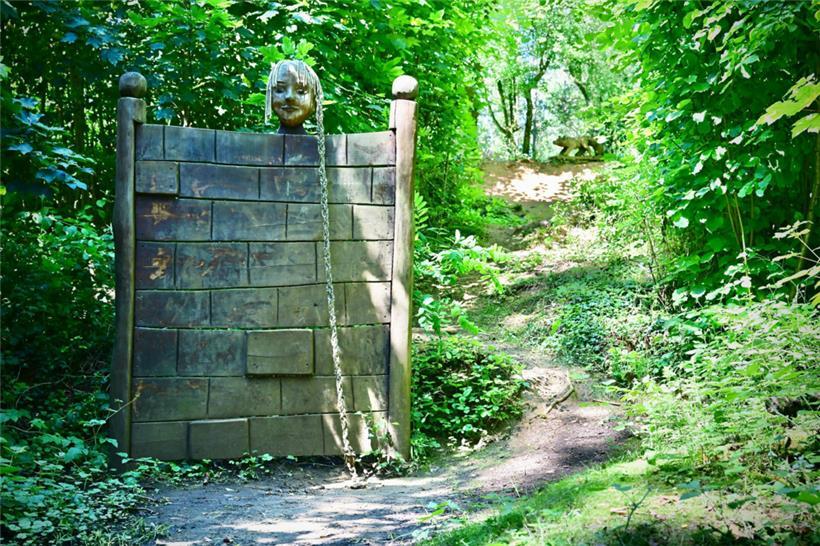 Rapunzels Haar als Kletterhilfe. Im Hintergrund lauert der böse Wolf.
