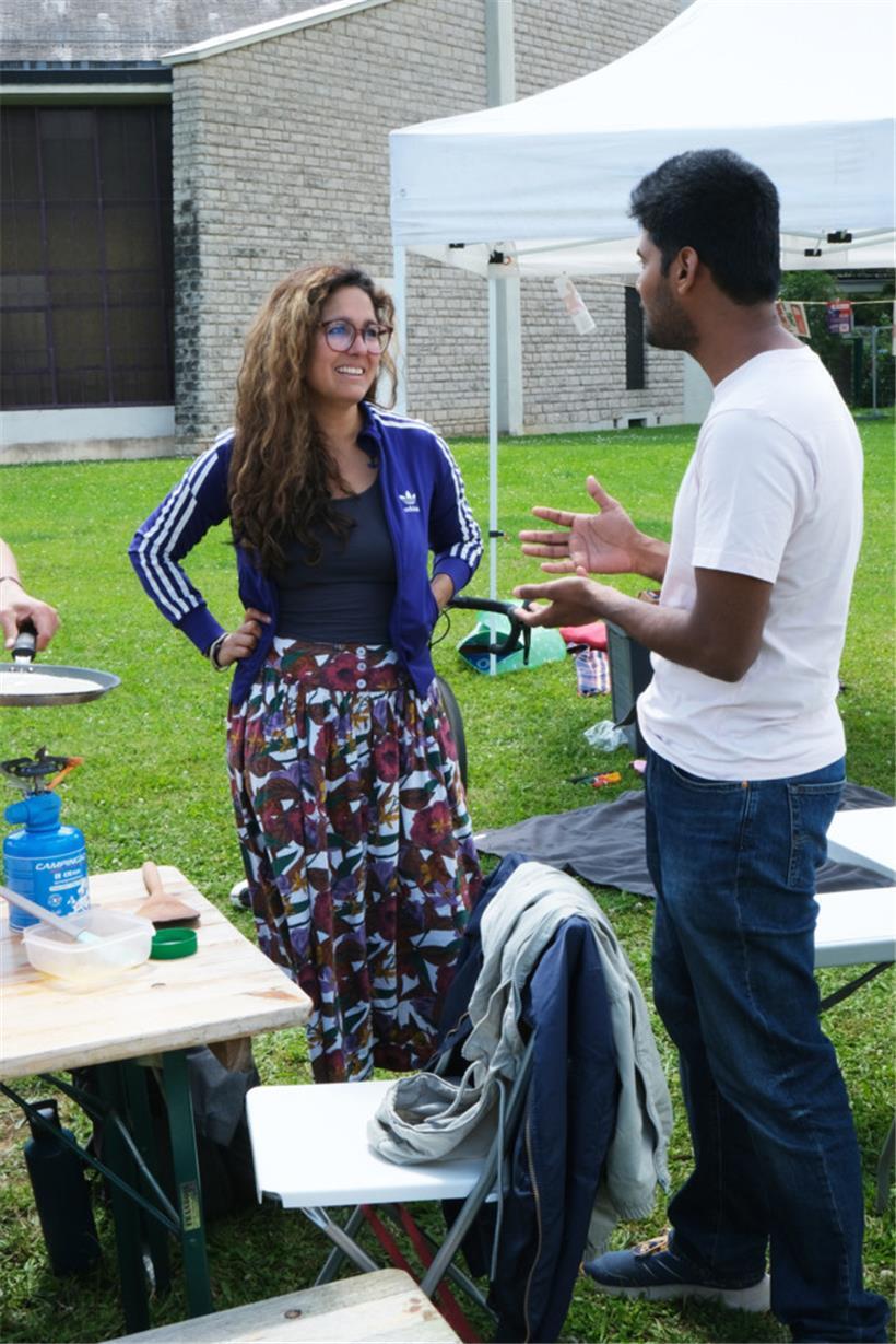 Raquel Luna im Gespräch mit einem Mitglied der indischen kommunistischen Partei
