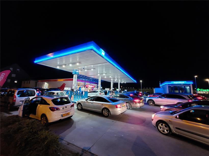 Rasanter Preisanstieg, insbesondere beim Diesel: Am Mittwochabend wollte jeder noch mal volltanken
