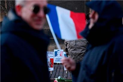 Menschenmenge bei Gedenkversammlung in Metz nach tödlichem Lynchmord an jungem Mann in Lyon