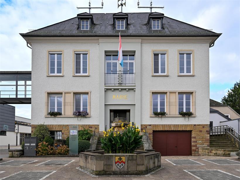 Rathaus Bettendorf bei klarem Himmel, modernes Verwaltungsgebäude mit Glasfassade und Eingangsbereich