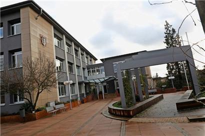 Rathaus der Gemeinde Sanem: Krisen und unsichere Zukunftsaussichten zwingen im Haushalt 2023 zu Sparmaßnahmen 
