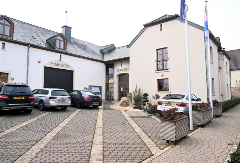 Rathaus mit Feuerwehr