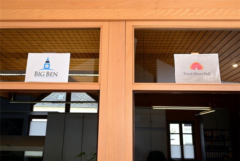 Rathaushumor in Stadtbredimus: Rechts geht es zum Bürgermeister, links zum „Service technique“ 
