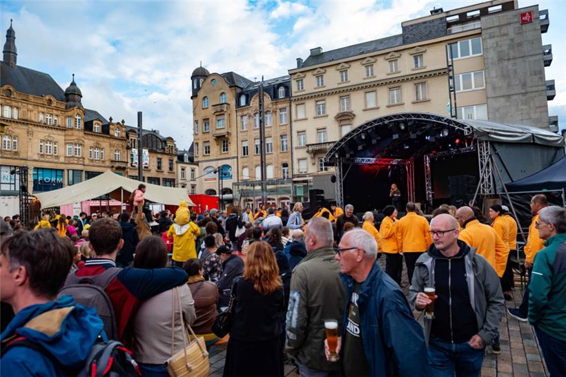 Rathausplatz Esch: Viele Besucher sind gekommen, viele sind geblieben – trotz widriger Wetterumstände
