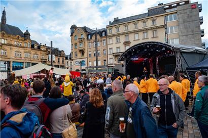 Rathausplatz Esch: Viele Besucher sind gekommen, viele sind geblieben – trotz widriger Wetterumstände
