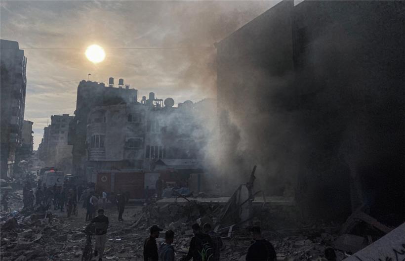 Rauch ist nach einem israelischen Luftangriff im Stadtteil el-Rimal zu sehen
