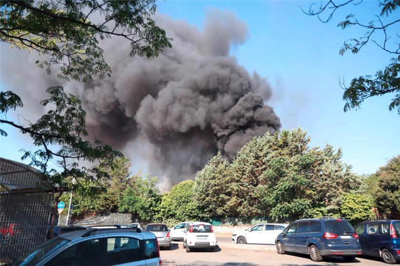 Rauch ist nach einer starken Explosion im Viertel Via dei Gordiani an der Casilina in Rom zu sehen
