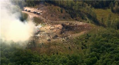Rauch liegt in der Luft, während Trümmer den Boden und Fahrzeuge bedecken, nachdem eine gewaltige Explosion eine militärische Sprengstofffabrik in Hickman County, Tennessee, erschüttert hat 
