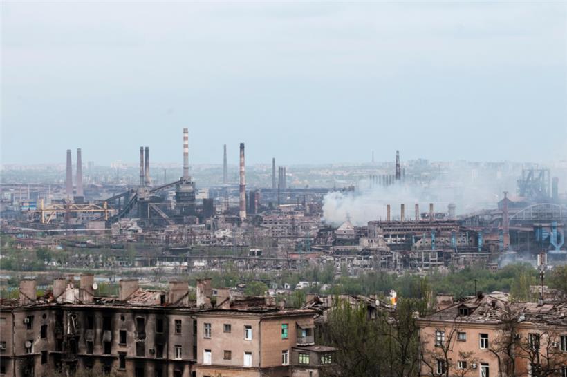 Rauch steigt am 5. Mai aus dem Stahlwerk Azovstal auf. Ukrainische Kämpfer haben russischen Truppen einen Bruch der vereinbarten Waffenruhe zur Evakuierung von Zivilisten aus dem Stahlwerk Azovstal vorgeworfen. 
