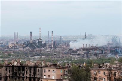 Rauch steigt am 5. Mai aus dem Stahlwerk Azovstal auf. Ukrainische Kämpfer haben russischen Truppen einen Bruch der vereinbarten Waffenruhe zur Evakuierung von Zivilisten aus dem Stahlwerk Azovstal vorgeworfen. 
