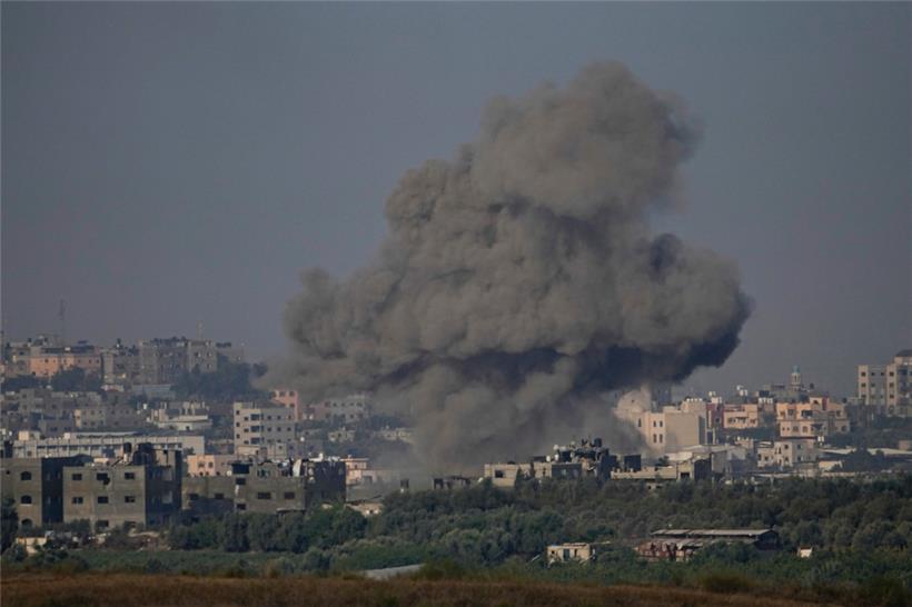 Rauch steigt am Mittwoch nach einem israelischen Luftangriff im Gazastreifen auf, vom Süden Israels aus gesehen. Nach der Explosion in einem Krankenhaus in Gaza wächst die Sorge vor einer Eskalation des Konflikts. Israel legt nun Aufnahmen vor, die beweisen sollen, dass militante Palästinenser Schuld haben.
