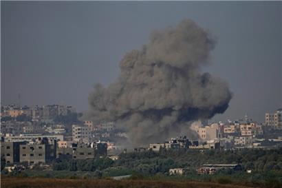 Rauch steigt am Mittwoch nach einem israelischen Luftangriff im Gazastreifen auf, vom Süden Israels aus gesehen. Nach der Explosion in einem Krankenhaus in Gaza wächst die Sorge vor einer Eskalation des Konflikts. Israel legt nun Aufnahmen vor, die beweisen sollen, dass militante Palästinenser Schuld haben.
