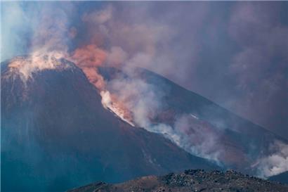 Rauch steigt am Montag aus dem Krater des Ätna 
