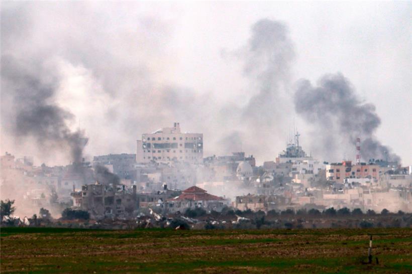 Rauch steigt am Sonntag über der südlichen Grenze zwischen Israel und dem Gazastreifen auf

