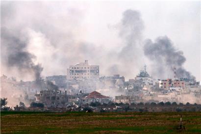 Rauch steigt am Sonntag über der südlichen Grenze zwischen Israel und dem Gazastreifen auf

