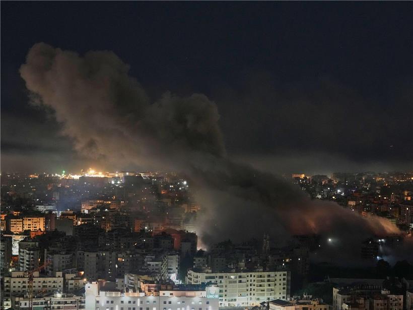 Rauchwolken steigen nach israelischem Luftangriff über den Dahija-Vororten von Beirut auf