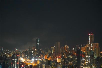 Rauch steigt auf vom Ort eines israelischen Luftangriffs, der ein Viertel in einem südlichen Vorort von Beirut traf
