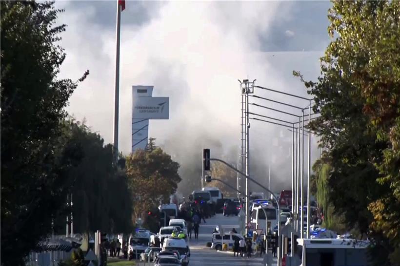 Rauch steigt auf, während Rettungsteams und Polizeibeamte am Stadtrand vor dem Unternehmensgelände der Türkischen Luft- und Raumfahrt eintreffen
