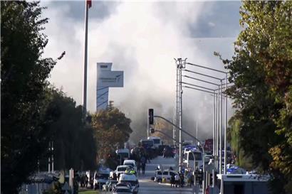Rauch steigt auf, während Rettungsteams und Polizeibeamte am Stadtrand vor dem Unternehmensgelände der Türkischen Luft- und Raumfahrt eintreffen
