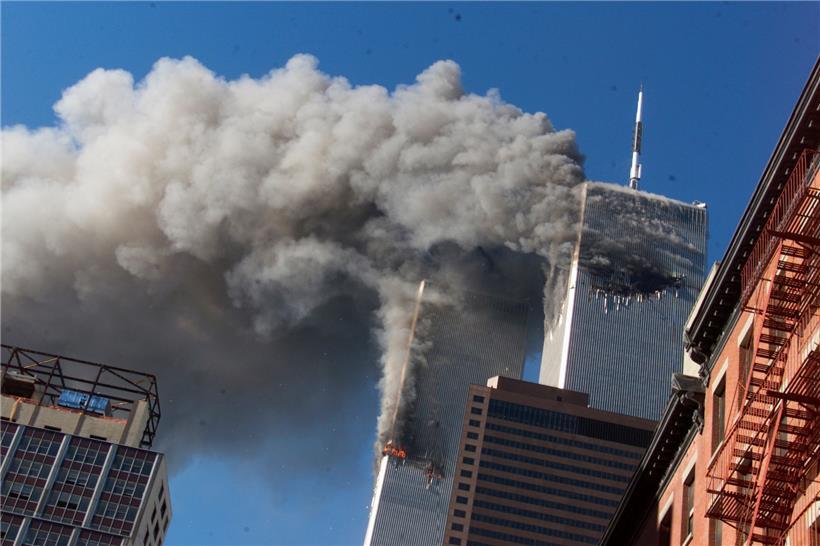 Rauch steigt aus den brennenden Zwillingstürmen des World Trade Center auf, nachdem entführte Flugzeuge in die Türme in Manhattan geflogen sind
