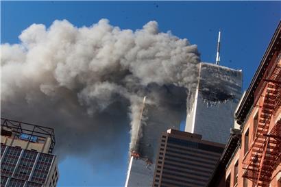 Rauch steigt aus den brennenden Zwillingstürmen des World Trade Center auf, nachdem entführte Flugzeuge in die Türme in Manhattan geflogen sind
