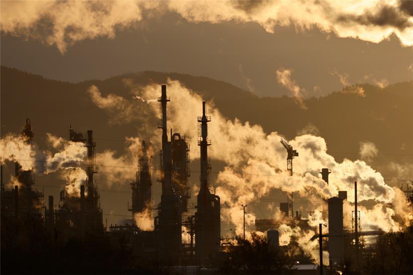 Rauch steigt aus einer Butachimie-Anlage auf
